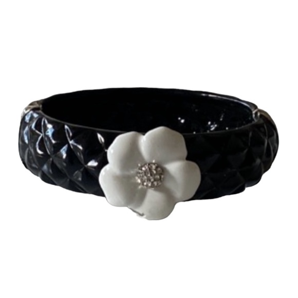 BLACK ENAMEL BANGLE BRACELET W/ A WHITE ENAMEL FLOWER & CZS - Picture 3 of 16